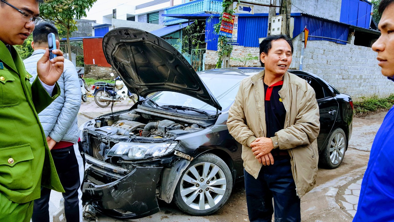 Thái Nguyên: Xe ô tô Kia đi từ gara đâm xe máy