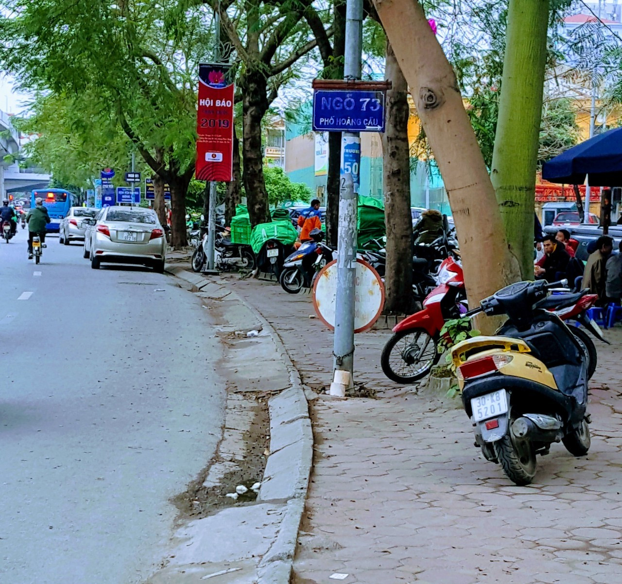 Hà Nội,Quận Đống Đa, Phường Ô Chợ Dừa: lòng đường vỉa hè bị xẻ thịt, lấn chiếm một cách ngang nhiên