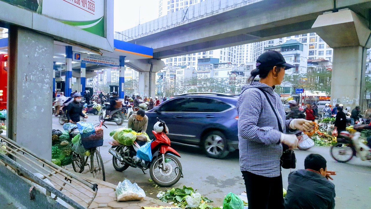 Hà Nội, quận Đống Đa, phường Ngã Tư Sở: Chợ đêm ngang nhiên lấn chiếm lòng đường, vỉa hè