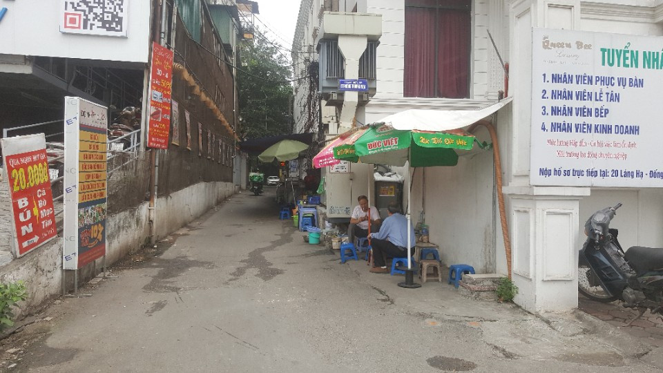 Đống Đa, Hà Nội : Phường Láng Hạ, bếp than đun bên trạm biến áp, vỉa hè lòng đường buôn bán tràn lan