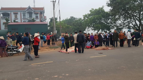 Vĩnh Phúc: Kinh hoàng xe khách đâm vào đoàn người đưa tang, 5 người chết, 5 bị thương