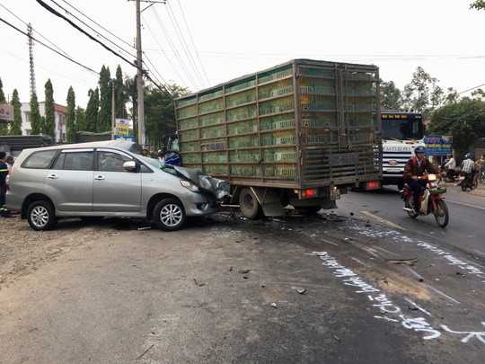 Đồng Nai: Xe tải tông thẳng xe 7 chỗ trên Quốc lộ 20