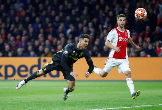 Man United gục ngã sân nhà, Juventus rơi chiến thắng ở Amsterdam