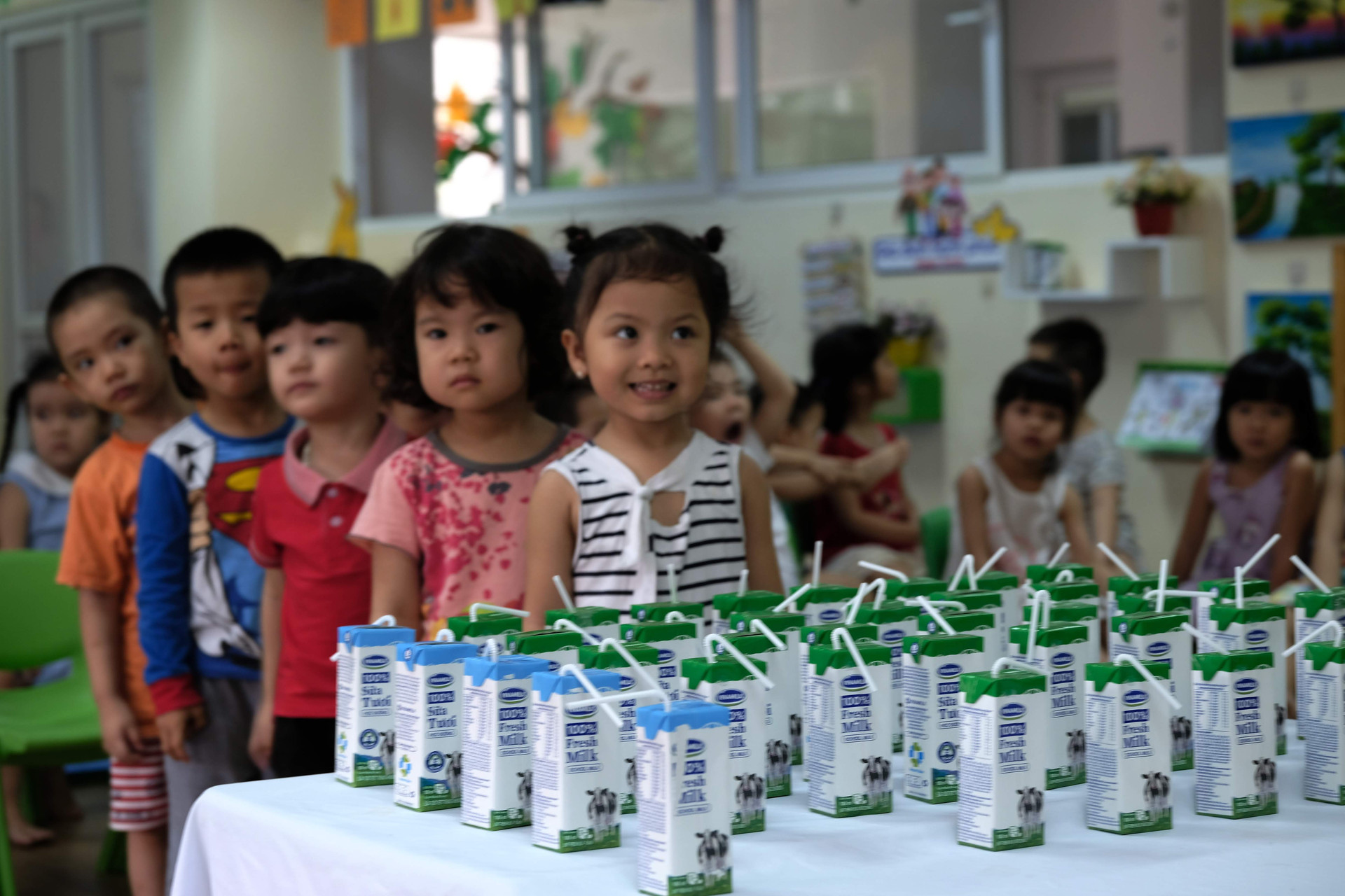 Hàng triệu ly sữa học đường cung cấp cho trẻ em thủ đô Hà Nội mỗi ngày.