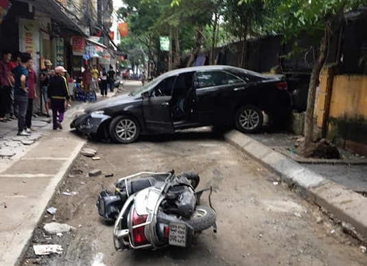 Hà Nội: Nữ tài xế ô tô lùi xe bất cẩn, cán tử vong người đi xe máy