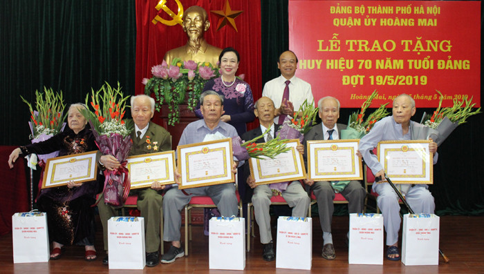 Thường trực Thành ủy trao Huy hiệu 70 năm tuổi Đảng tại quận Hoàng Mai