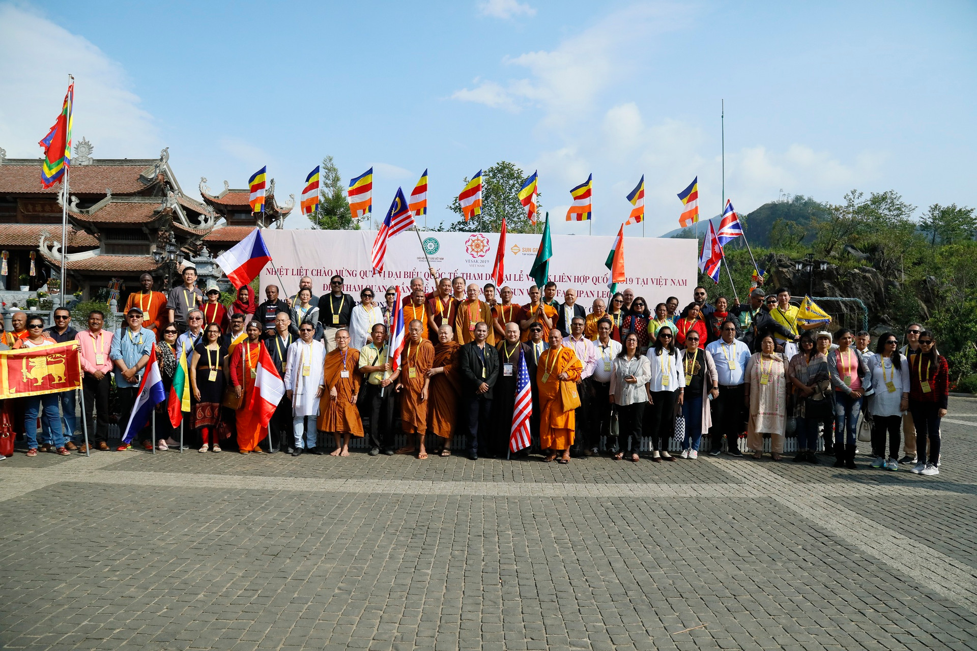 Hàng trăm đại biểu và Phật tử Vesak 2019 tham dự lễ cầu an trên đỉnh Fansipan.