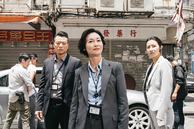 Mừng phim thành công, ảnh hậu Hong Kong đội tất chân ra đường