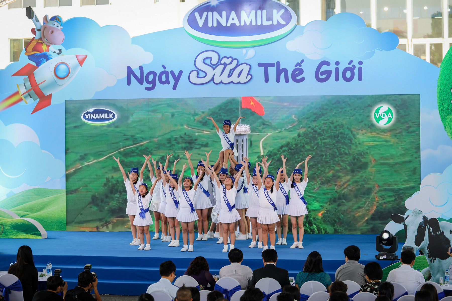 Vinamilk hưởng ứng thông điệp niềm vui uống sữa tại trường của ngày sữa thế giới năm 2019.