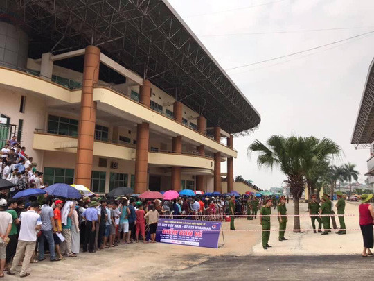 Người dân Phú Thọ xếp hàng mua vé xem U23 Việt Nam đá Myanmar