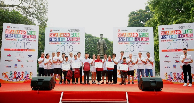 Gần 2.300 người tham gia giải chạy cộng đồng gây quỹ học bổng cho trẻ em nghèo hiếu học tại Hà Nội