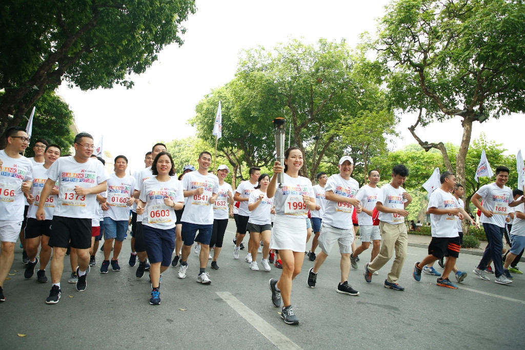 Gần 2.300 người tham gia giải chạy cộng đồng gây quỹ học bổng cho trẻ em nghèo hiếu học tại Hà Nội
