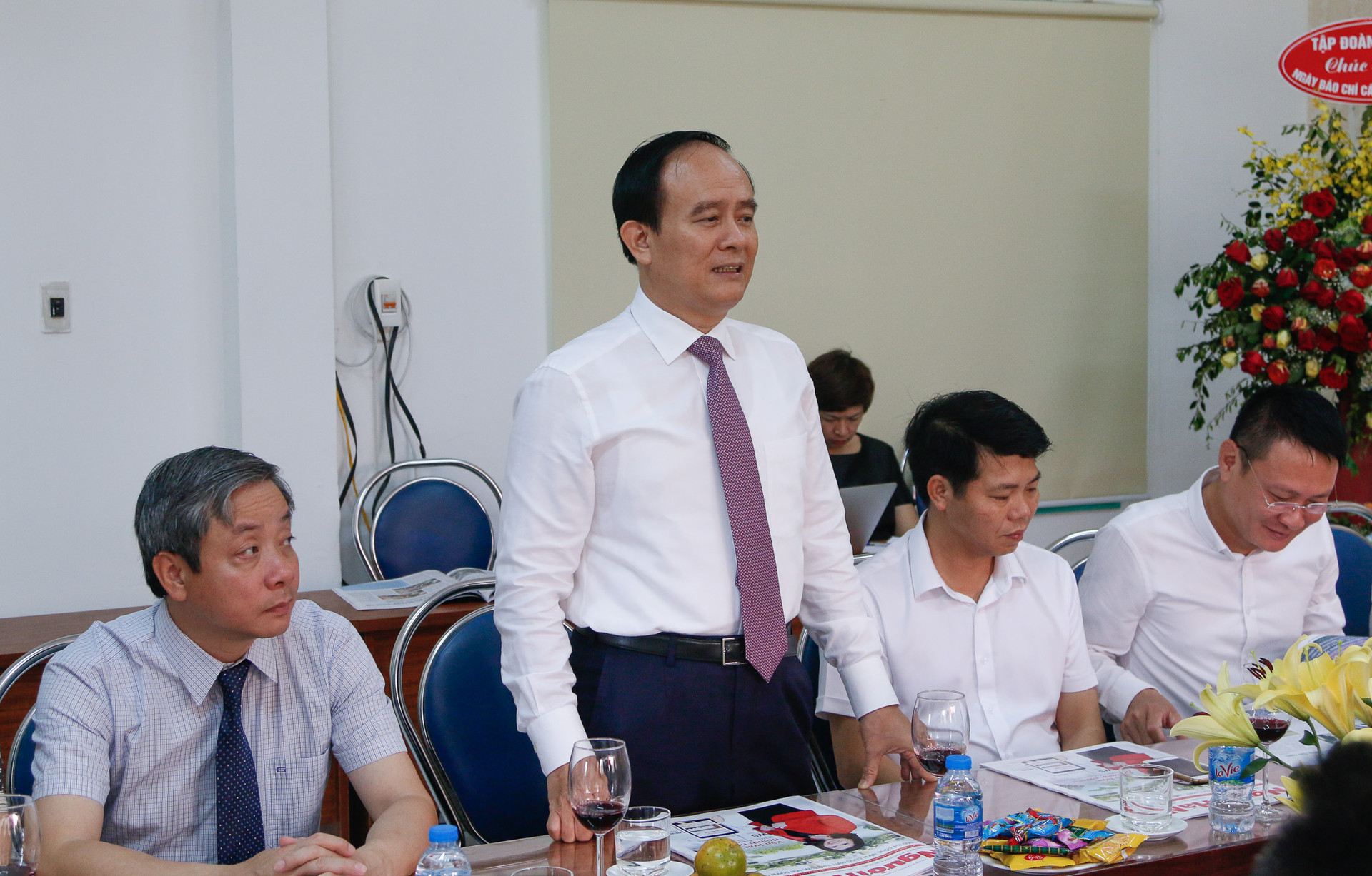Phó Chủ tịch Thường trực HĐND TP.Hà Nội Nguyễn Ngọc Tuấn chúc mừng báo Người Hà Nội