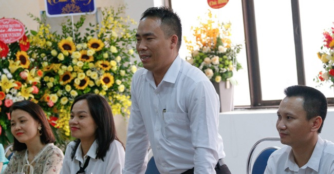 Phó Chủ tịch Thường trực HĐND TP.Hà Nội Nguyễn Ngọc Tuấn chúc mừng báo Người Hà Nội