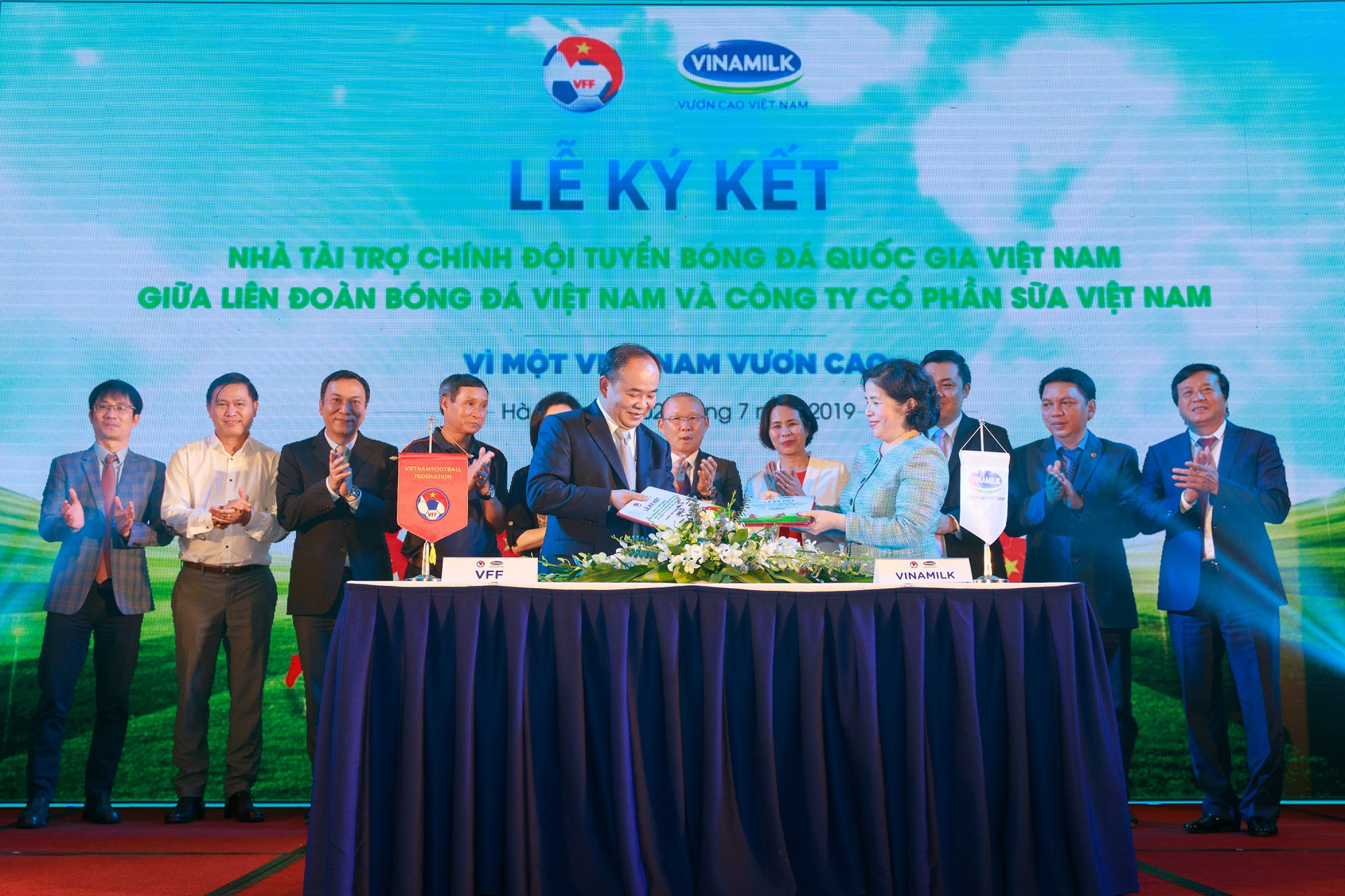 Vinamilk tài trợ chính cho các đội tuyển bóng đá Quốc gia vì một Việt Nam vươn cao.