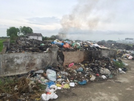 Hà Tĩnh: Dân kêu trời vì sống cạnh bãi tập kết rác thải