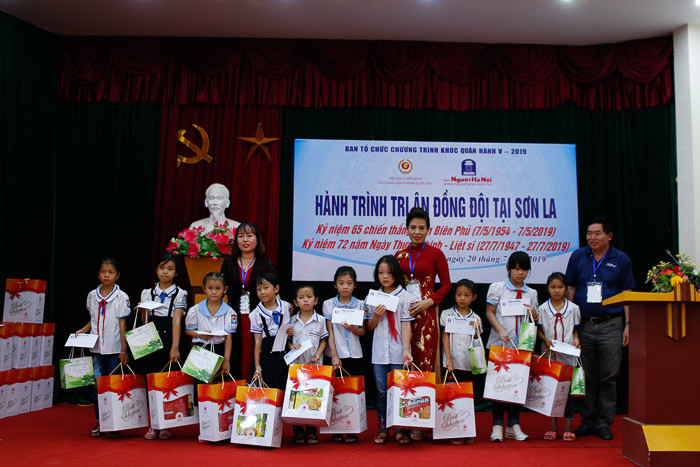 Chương trình “Khúc quân hành”, lần thứ 5 - 2019 trao học bổng và hàng trăm suất quà tại Sơn La