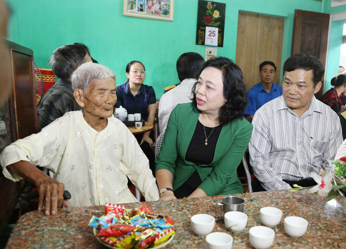 Thăm, tặng quà gia đình người có công tiêu biểu ở huyện Thường Tín