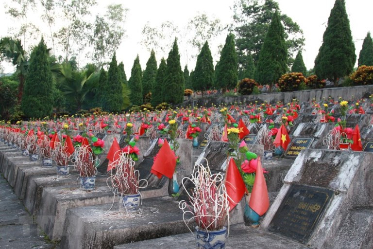 Những ngọn nến tri ân tại Nghĩa trang Liệt sĩ quốc gia Vị Xuyên