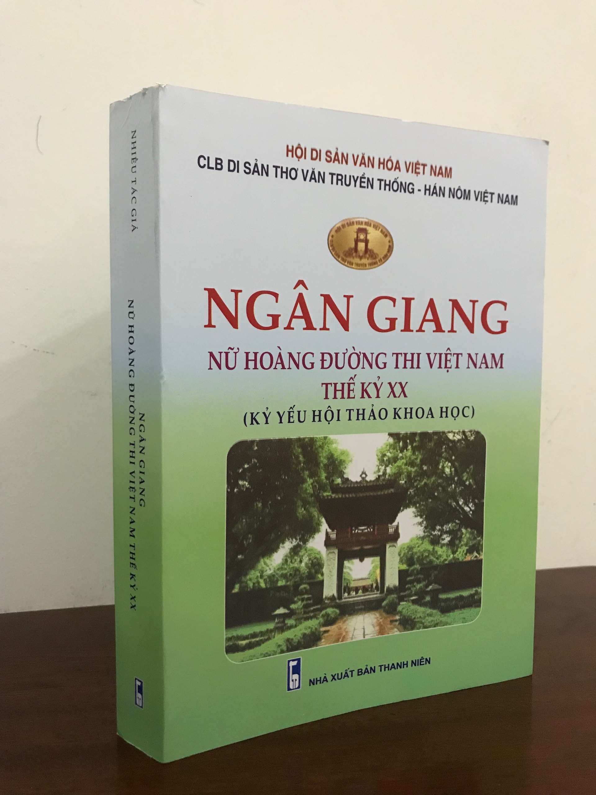 Ra mắt sách “Ngân Giang - Nữ hoàng đường thi Việt Nam Việt Nam thế kỷ XX”