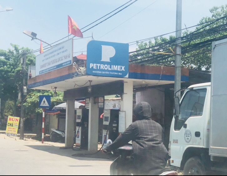 Thanh Trì, Hà Nội:  Doanh nghiệp xăng dầu vi phạm hành lang an toàn giao thông trên Quốc lộ 1A