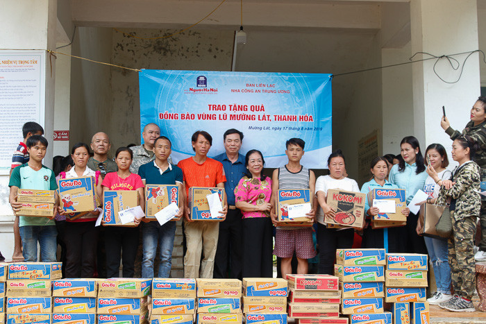 Báo Người Hà Nội trao quà cho đồng bào chịu thiệt hại sau bão số 3 tại Thanh Hóa