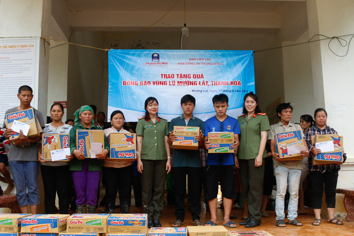 Báo Người Hà Nội trao quà cho đồng bào chịu thiệt hại sau bão số 3 tại Thanh Hóa