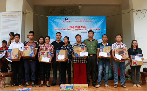 Báo Người Hà Nội trao quà hỗ trợ đồng bào chịu thiệt hại sau bão số 3 tại Thanh Hóa