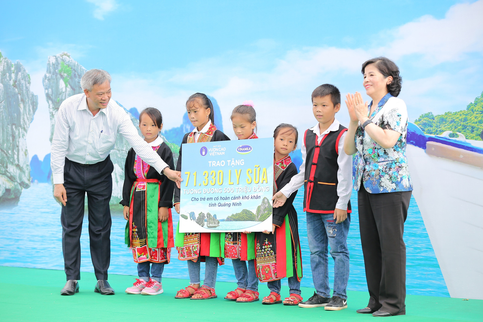 Lễ trao tặng Trường TH & THCS Đồng Sơn và Quỹ sữa Vươn cao Việt Nam trao tặng sữa cho trẻ em Tỉnh Quảng Ninh