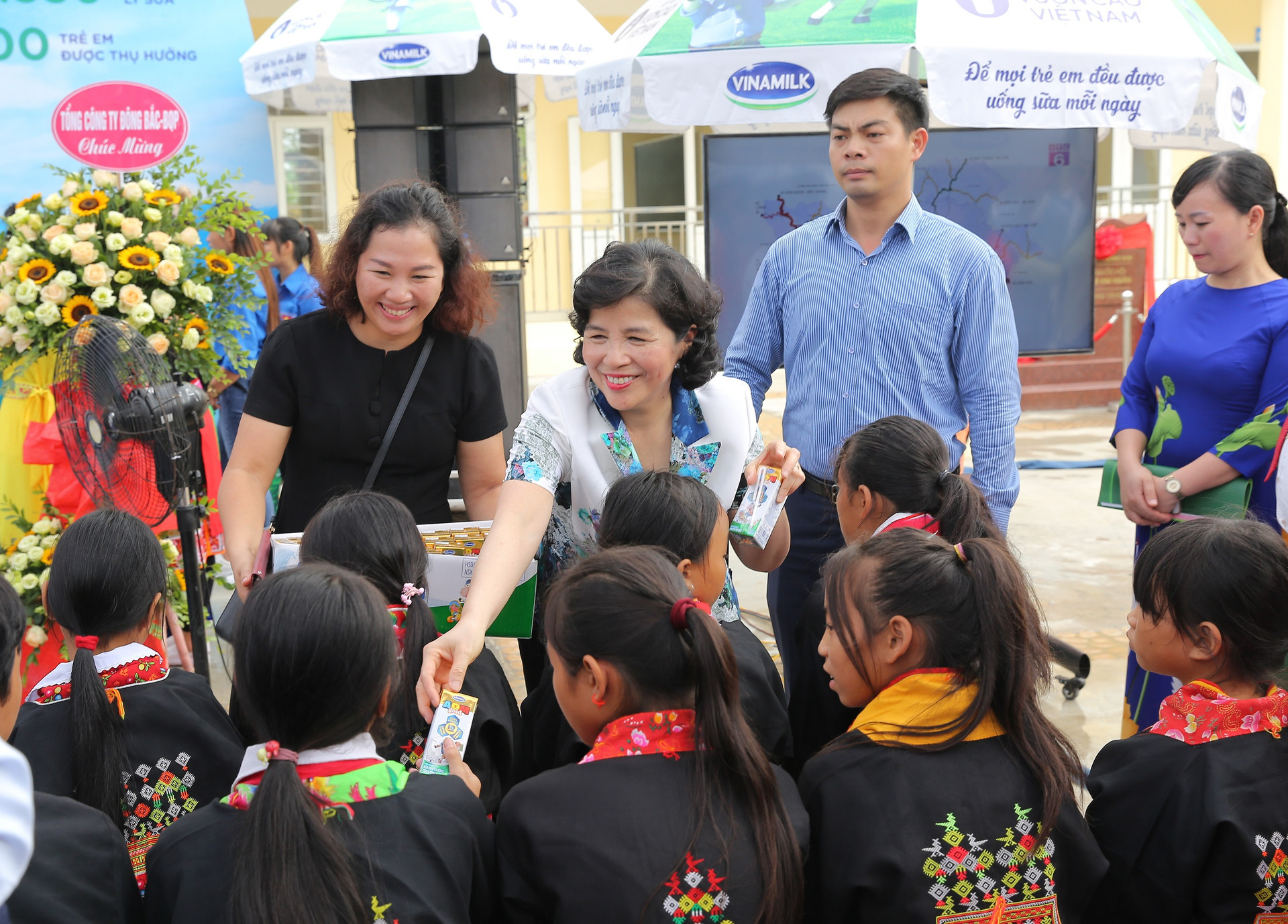 Lễ trao tặng Trường TH & THCS Đồng Sơn và Quỹ sữa Vươn cao Việt Nam trao tặng sữa cho trẻ em Tỉnh Quảng Ninh