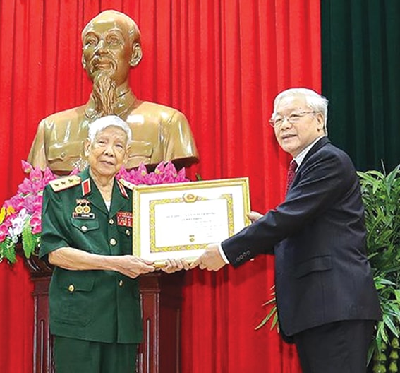 Nguyên Tổng Bí thư Lê Khả Phiêu nhận huy hiệu 70 năm tuổi Đảng