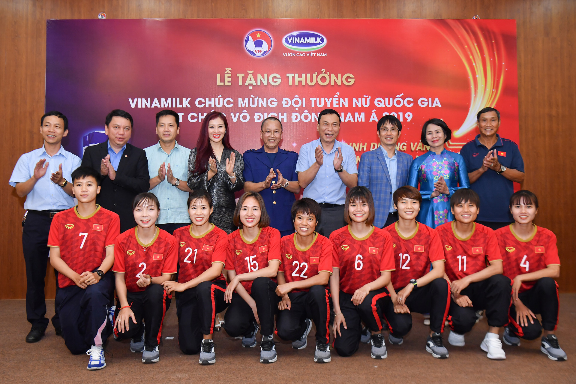Vinamilk trao thưởng cho Đội tuyển bóng đã nữ Quốc gia vô địch Đông Nam Á 2019
