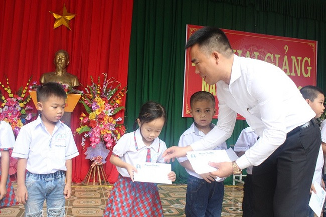 Báo Người Hà Nội trao tặng học bổng cho học sinh có hoàn cảnh khó khăn