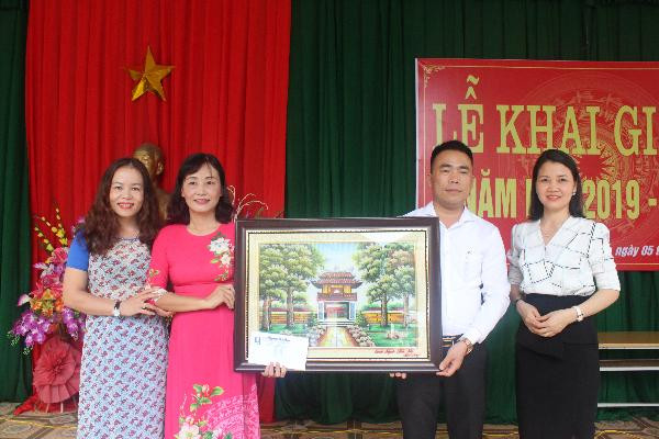 Báo Người Hà Nội trao tặng học bổng cho học sinh có hoàn cảnh khó khăn