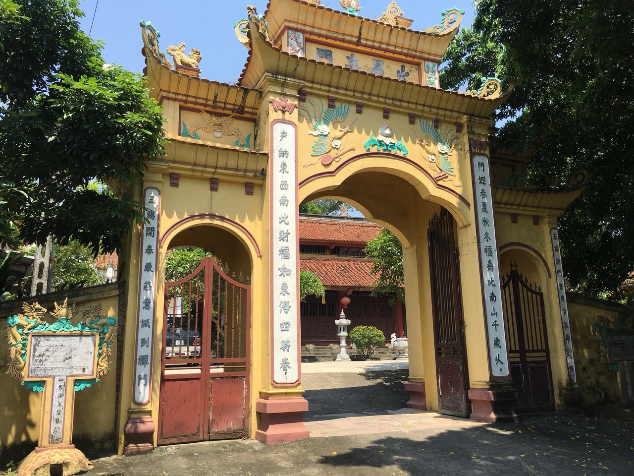 Chúc Sơn, Hà Nội: Sạt lở nghiêm trọng nguy cơ ngôi chùa Hỏa Tinh -  Đồi Ông Bụt không còn nữa