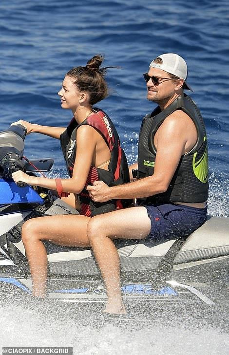 Leonardo DiCaprio và bạn gái kém 23 tuổi đạp xe trên phố