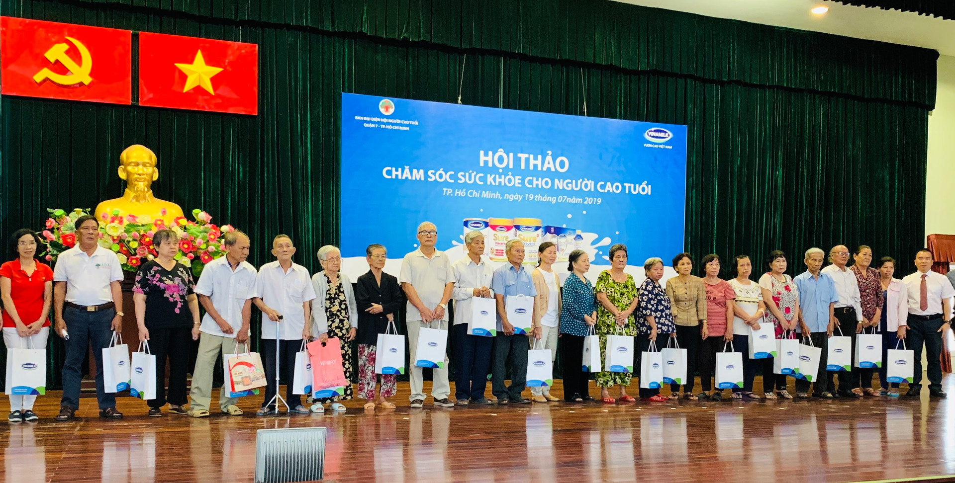 Vinamilk tổ chức nhiều hoạt động ý nghĩa cho người cao tuổi cả nước 6 tháng đầu năm 2019