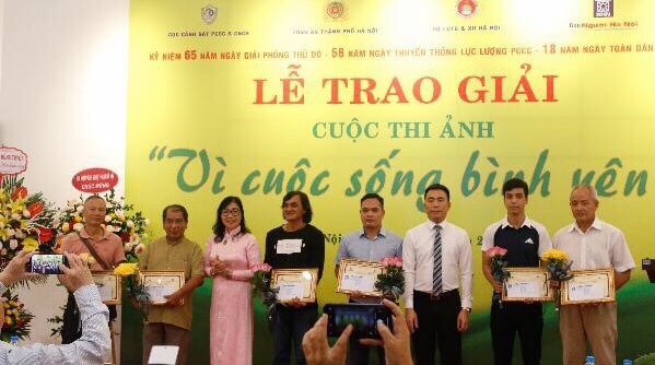 Triển lãm ảnh “Vì cuộc sống bình yên”