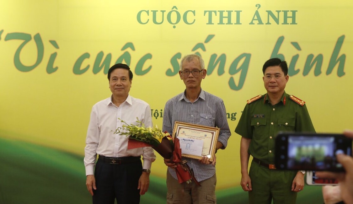 Triển lãm ảnh “Vì cuộc sống bình yên”