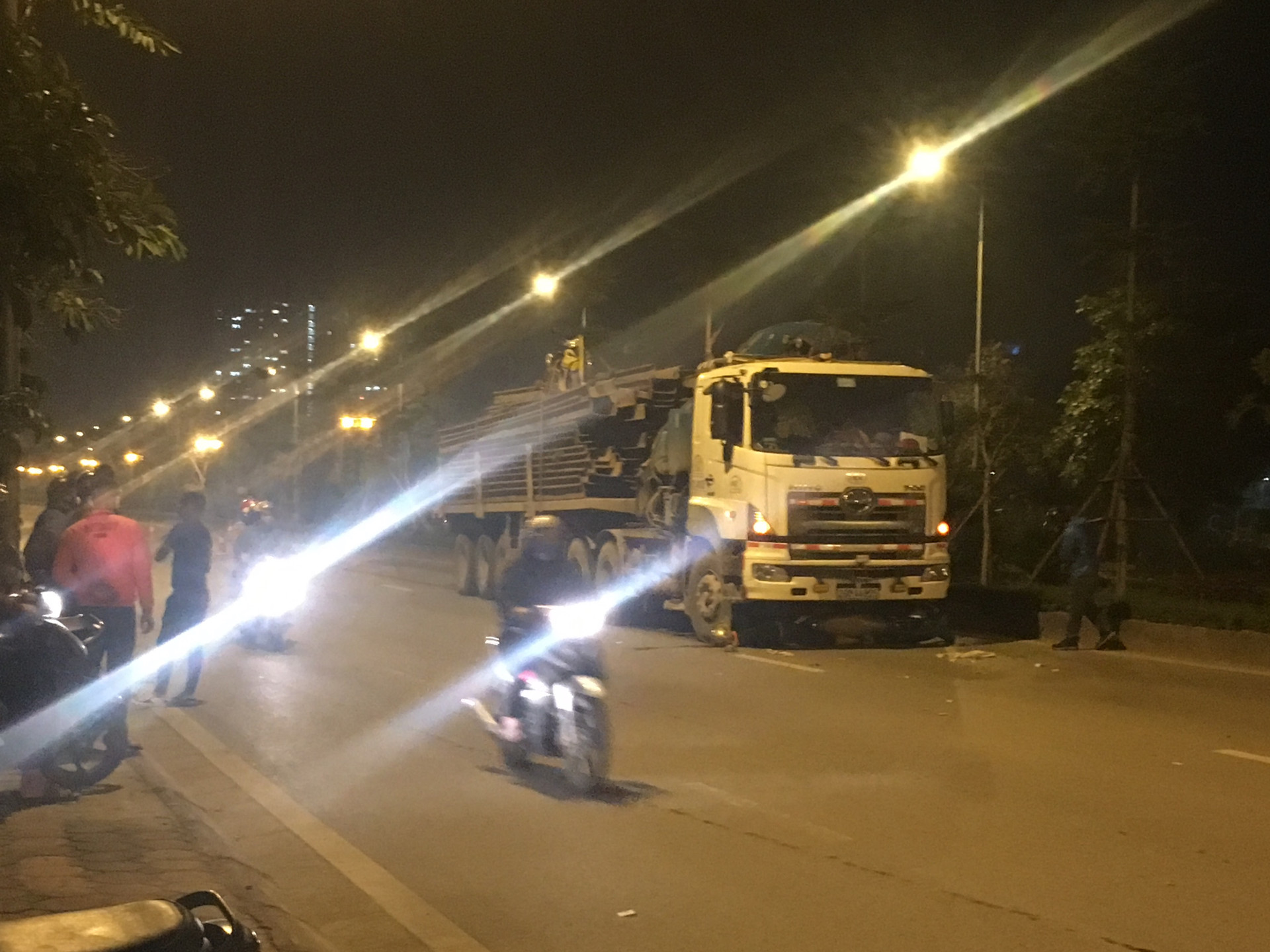 Hà Đông, Hà Nội: Xe Ô tô đầu kéo siêu trường, Siêu trọng kéo lê xe máy một người tử vong