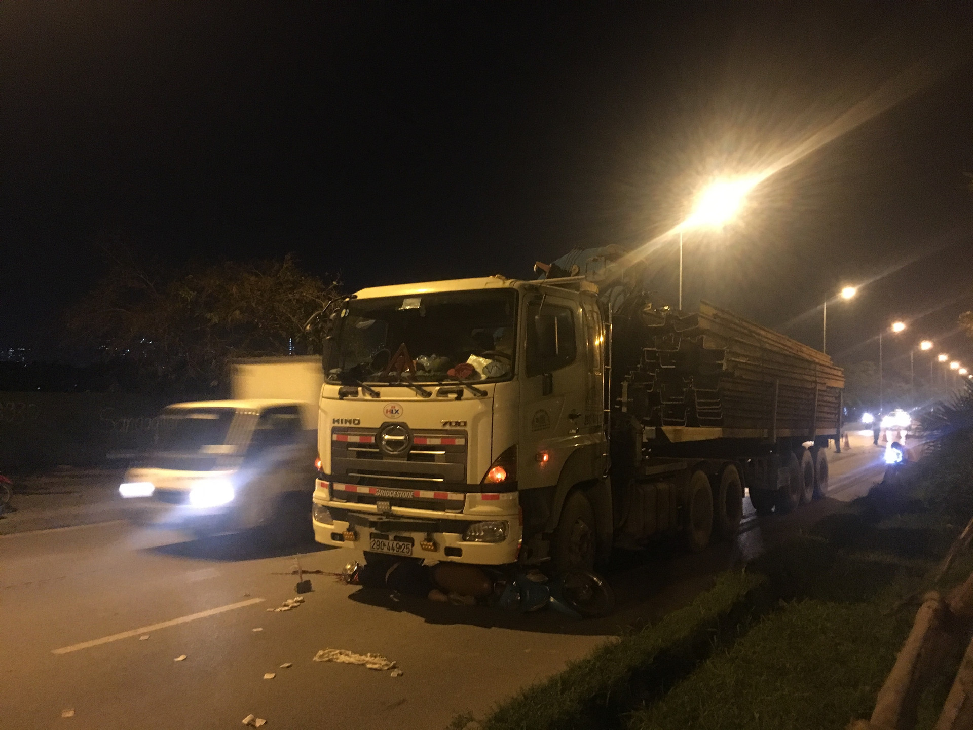 Hà Đông, Hà Nội: Xe Ô tô đầu kéo siêu trường, Siêu trọng kéo lê xe máy một người tử vong