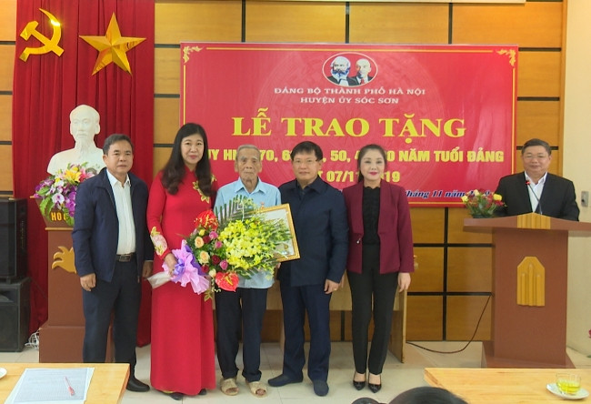 Sóc Sơn tổ chức trao tặng Huy hiệu bảy mươi năm tuổi Đảng