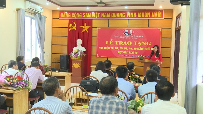 Sóc Sơn tổ chức trao tặng Huy hiệu bảy mươi năm tuổi Đảng