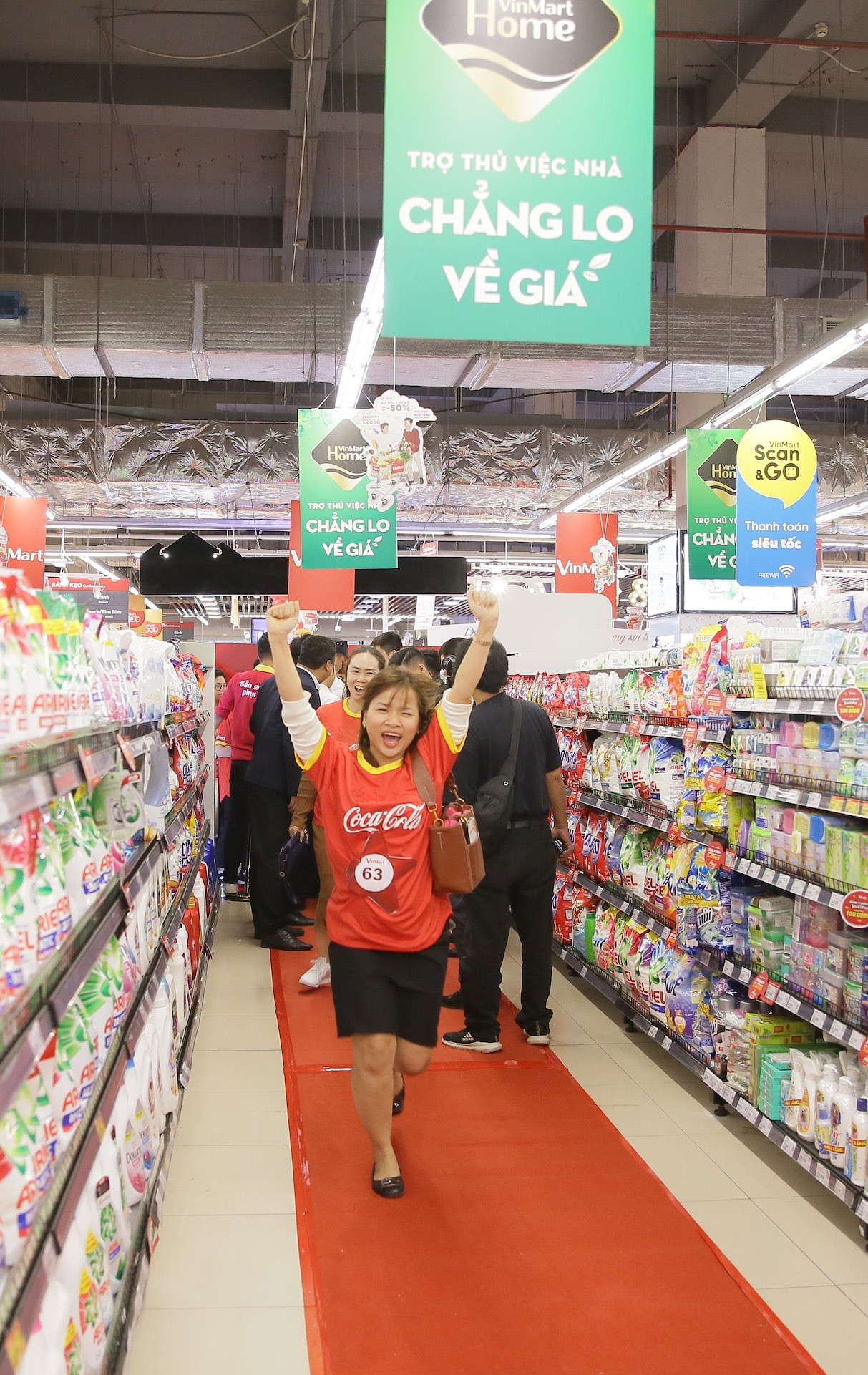 Khách hàng “phủ đỏ” VinMart, hào hứng tranh tài trong cuộc đua mua sắm