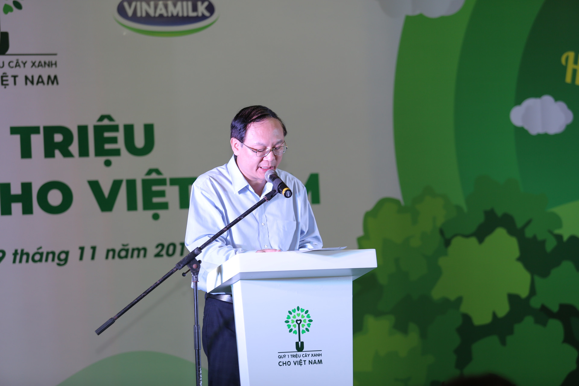 Vinamilk cùng quỹ 1 triệu cây xanh cho Việt Nam trồng cây