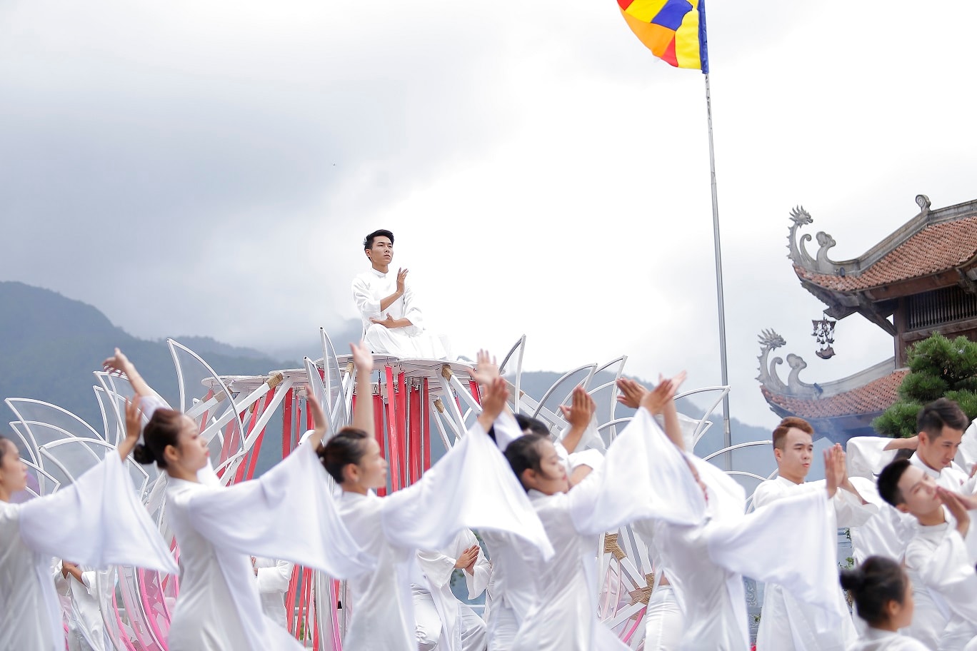 Lên Fansipan tận hưởng mùa đông lãng mạn ở “Xứ sở pha lê- thiên đường tuyết rơi”