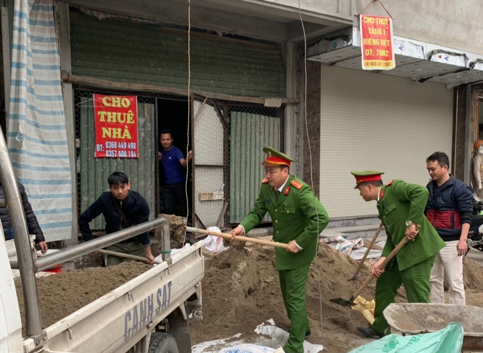 Lực lượng Công an phường La Khê, Hà Đông xử lý hậu quả do xe container chở chất thải dầu mỡ bị rớt chảy ra đường