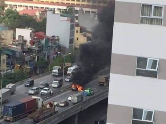 Hà Nội: Xe ô tô biển xanh bất ngờ bốc cháy ở đường trên cao vanh đai 3