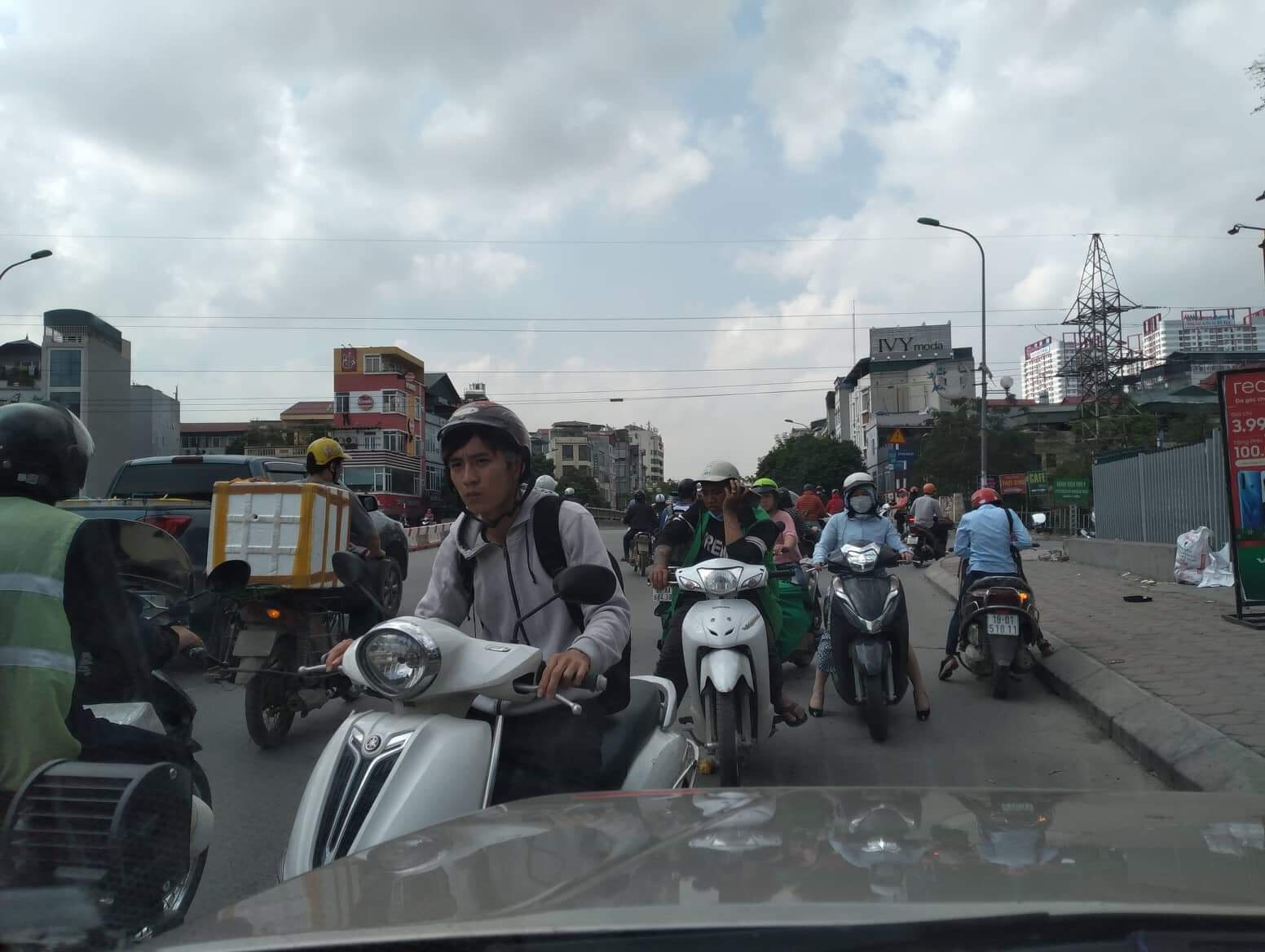 Hoàng Mai, Hà Nội: Xe máy đi ngược chiều, liệu có phải chuyện bình thường ở ngã tư Trương Định - Tân Mai