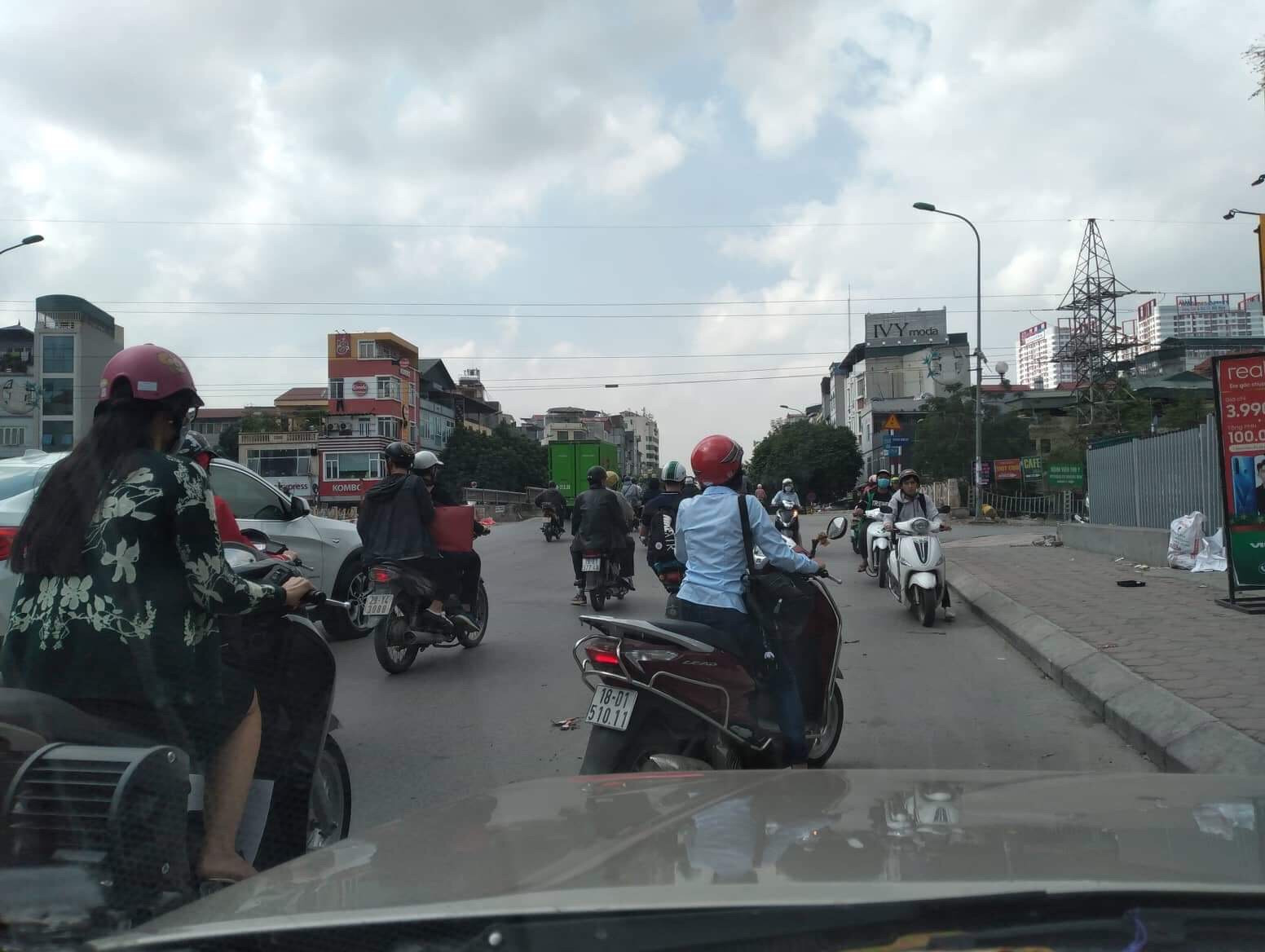 Hoàng Mai, Hà Nội: Xe máy đi ngược chiều, liệu có phải chuyện bình thường ở ngã tư Trương Định - Tân Mai